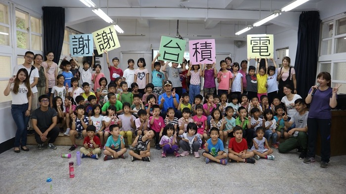 108年感謝邱振瑋議員的牽成，感謝台積電熱心回饋鄉里，修繕第二棟防水防漏工程。圖片